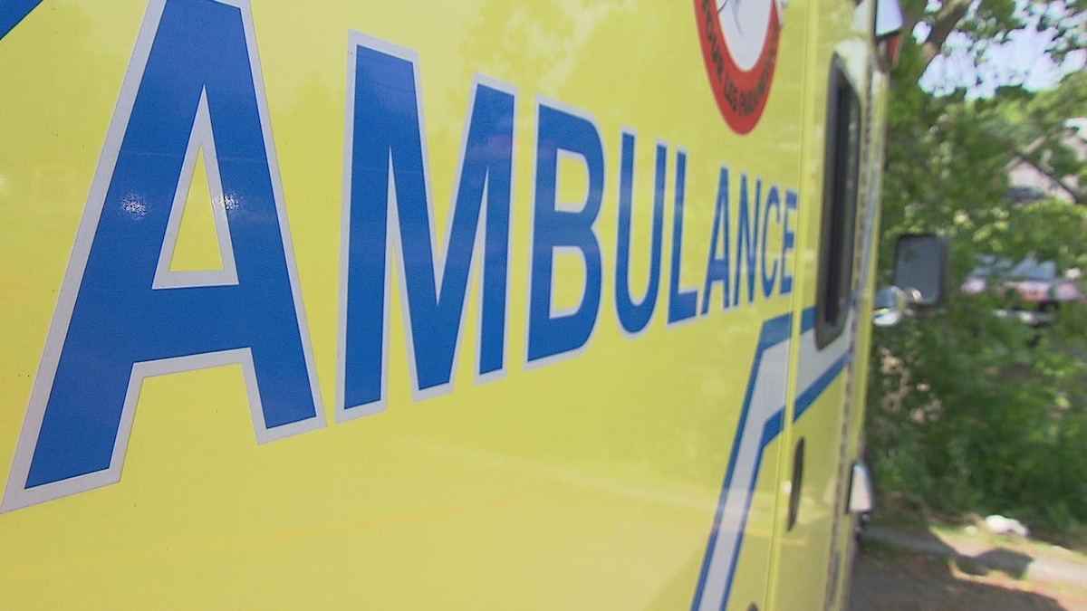 Logo d'une ambulance de près