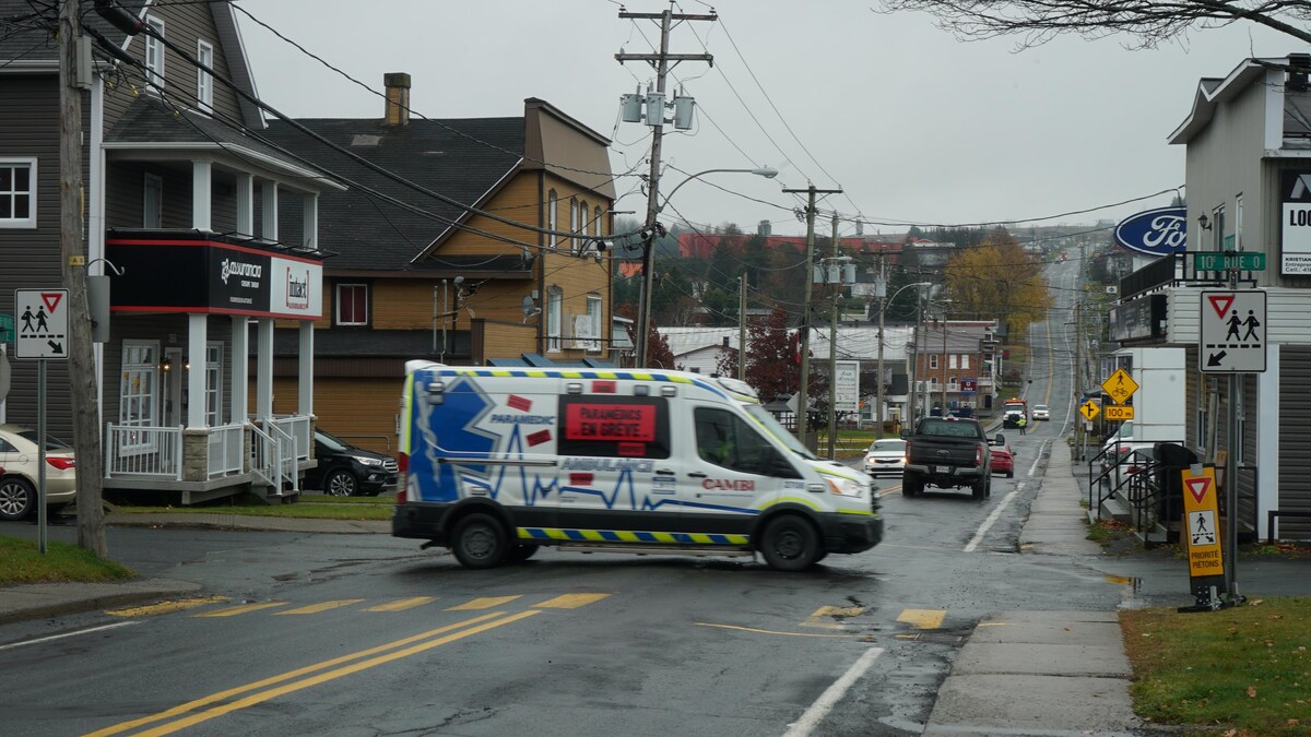 Une ambulance traverse la rue principale de la municipalité de La Guadeloupe.