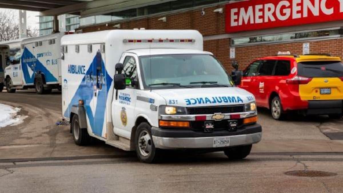 Un ambulance quitte un hôpital de Toronto.