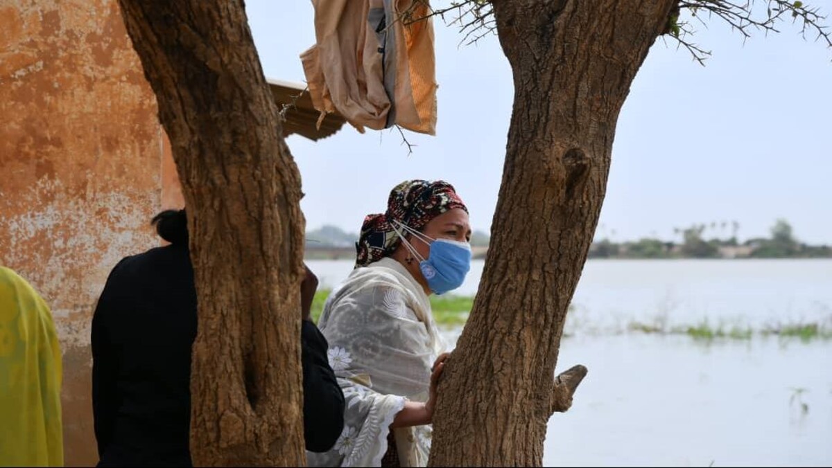 Amina J. Mohammed sur le bord d'un cours d'eau.