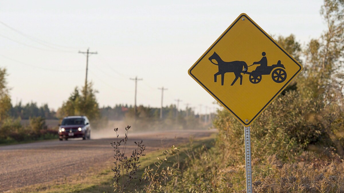 Un panneau routier à Summerville, Île-du-Prince-Édouard, indiquant un passage de charrettes tirées par des chevaux.