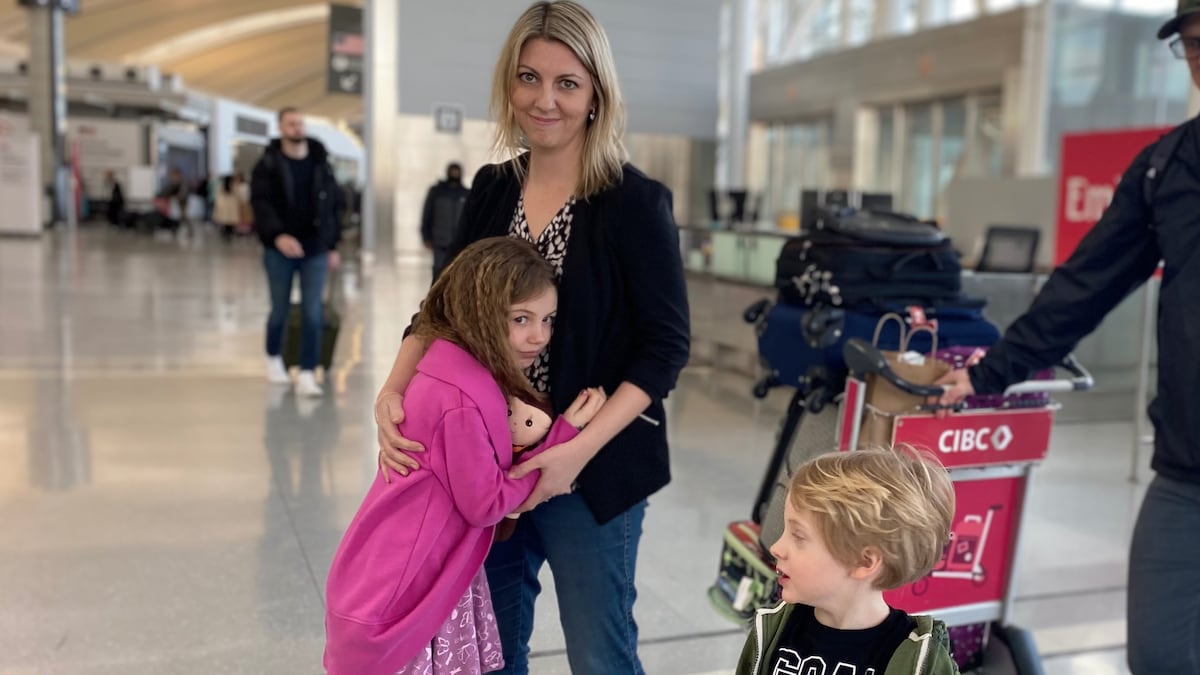 Un portrait de Amy Bannon et de ses enfants à l'aéroport.