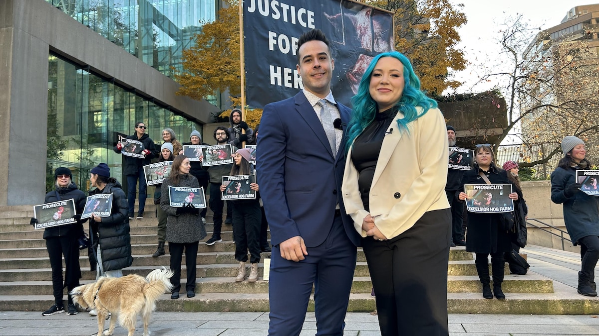 Nick Schafer et Amy Soranno sont devant quelques dizaines de personnes qui tiennent des affiches dénonçant la cruauté animale, devant le palais législatif.