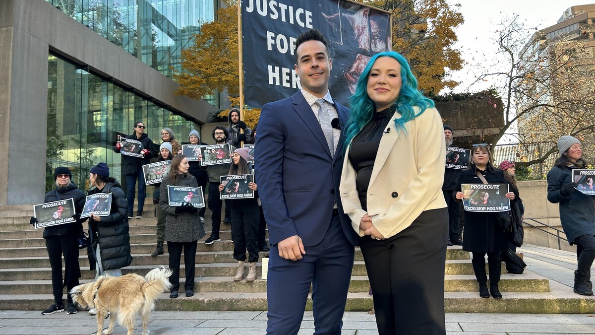 Nick Schafer et Amy Soranno sont devant quelques dizaines de personnes qui tiennent des affiches dénonçant la cruauté animale, devant le palais législatif.