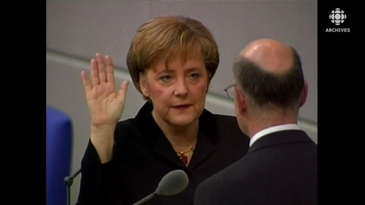 Angela Merkel lève la main droite lors de son assermentation. 