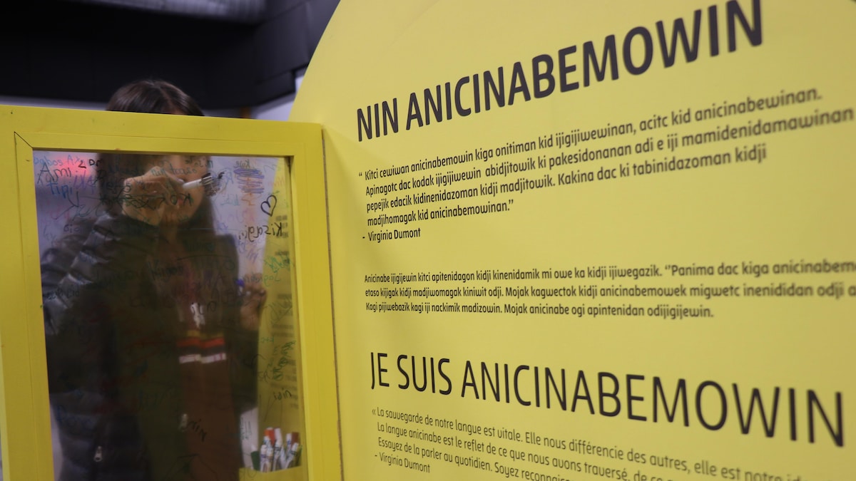 Une jeune fille de Lac-Simon inscrit un mot lors de l'exposition Nin.
