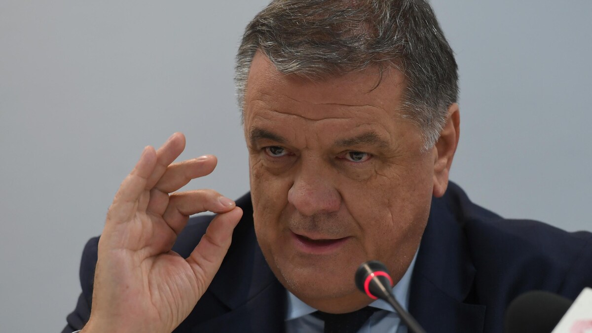 Pier Antonio Panzeri parle au micro.