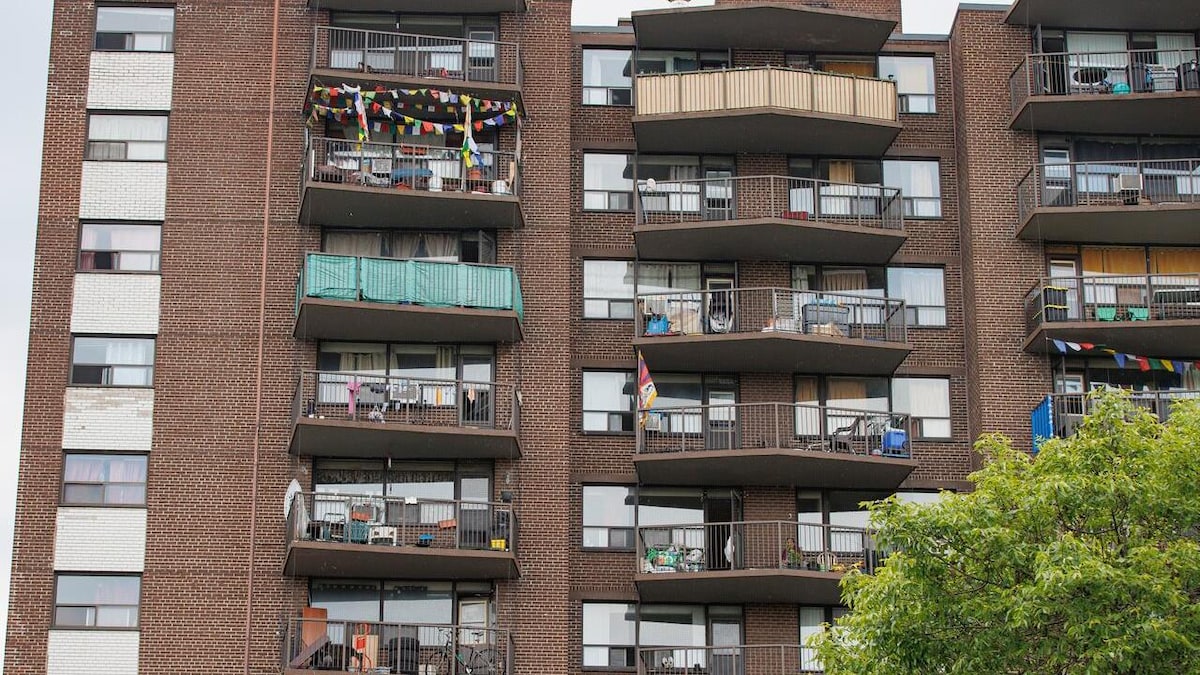 Un immeuble d'appartements à Toronto avec de multiples balcons.