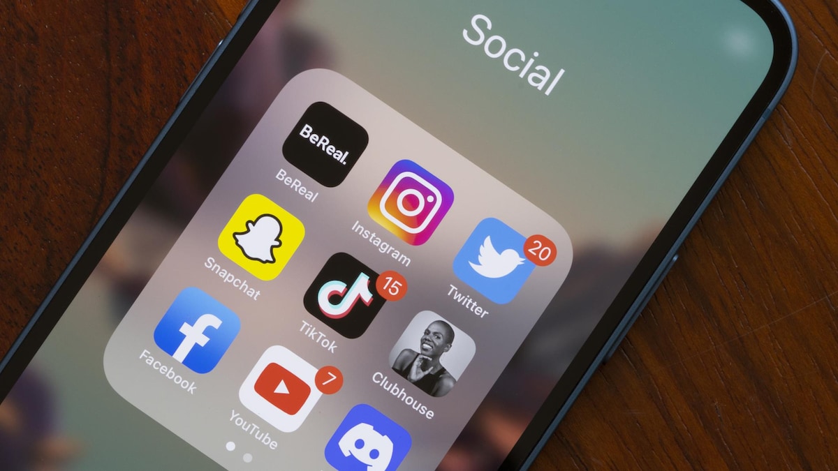 Un écran de téléphone cellulaire avec des applications de réseaux sociaux, dont Instagram, Snapchat, TikTok et Facebook.