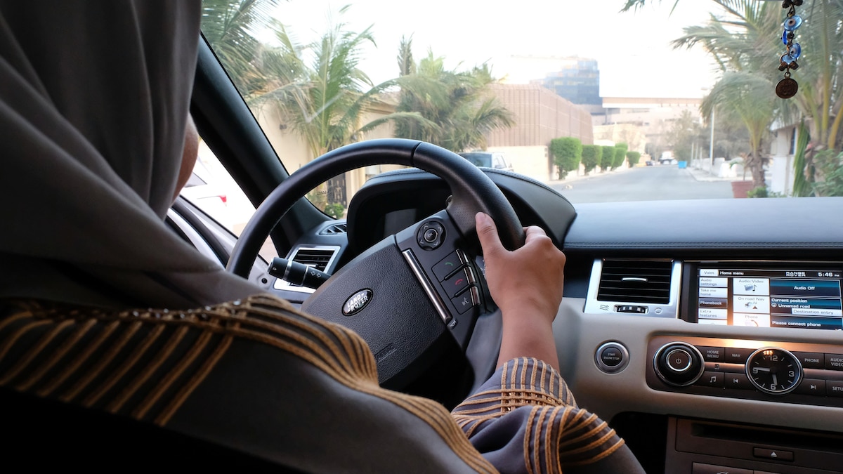 Une femme saoudienne au volant d'une voiture. 