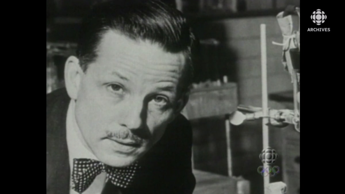 Armand Frappier dans un laboratoire.