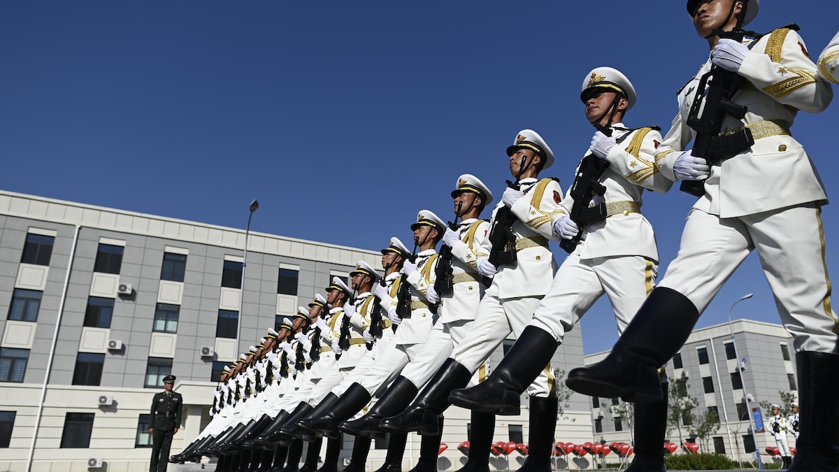 À Pékin, le 25 septembre 2019, des soldats chinois se préparent à défiler pour célébrer le 70e anniversaire de la fondation de la République populaire de Chine. 