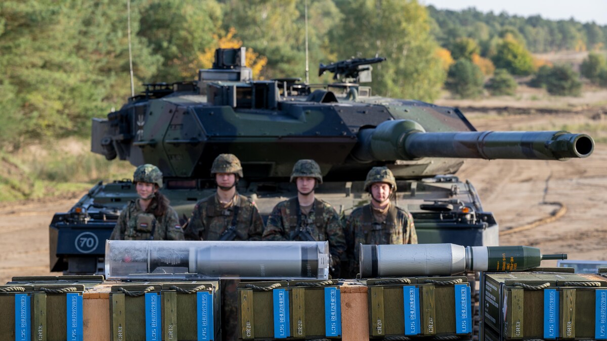 Des soldats devant un char d'assaut Leopard 2.