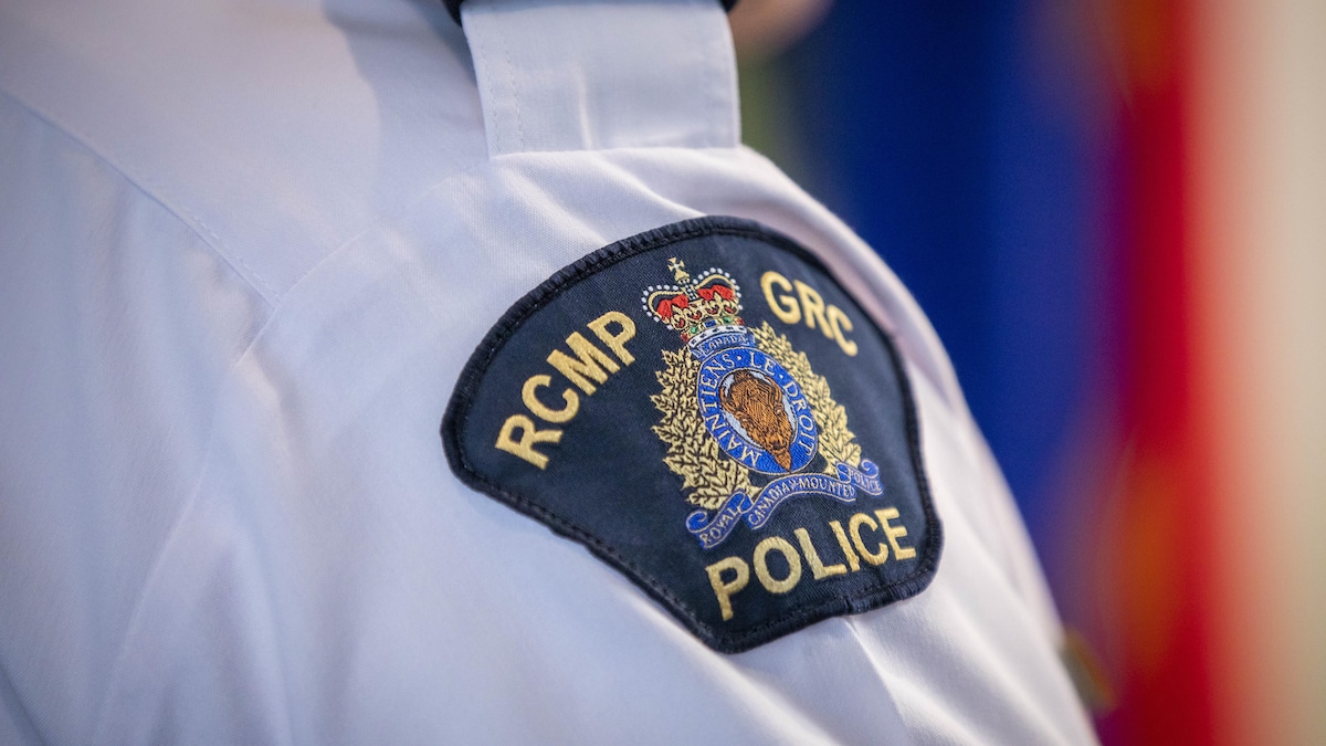 Un écusson portant les armoiries de la Gendarmerie royale du Canada (GRC), le 28 avril 2023.