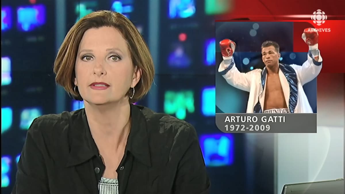 La présentatrice Geneviève Asselin animant le Téléjournal avec une mortaise d'Arturo Gatti à l'écran.