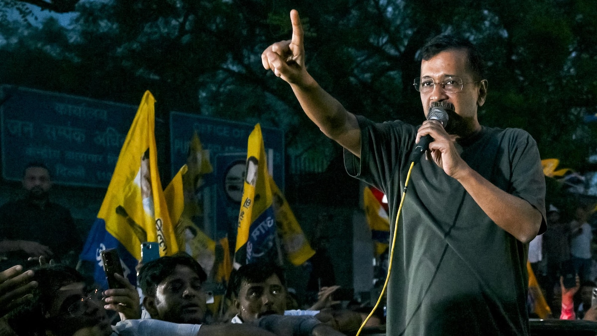 Arvind Kejriwal, debout, parle dans un micro, entouré d'une foule, le 10 mai 2024, à New Dehli.