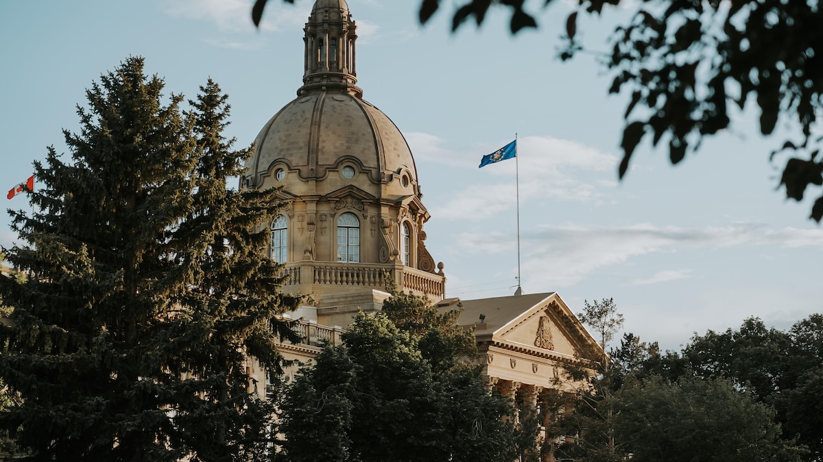 Vue extérieure de l'Assemblée législative de l'Alberta.
