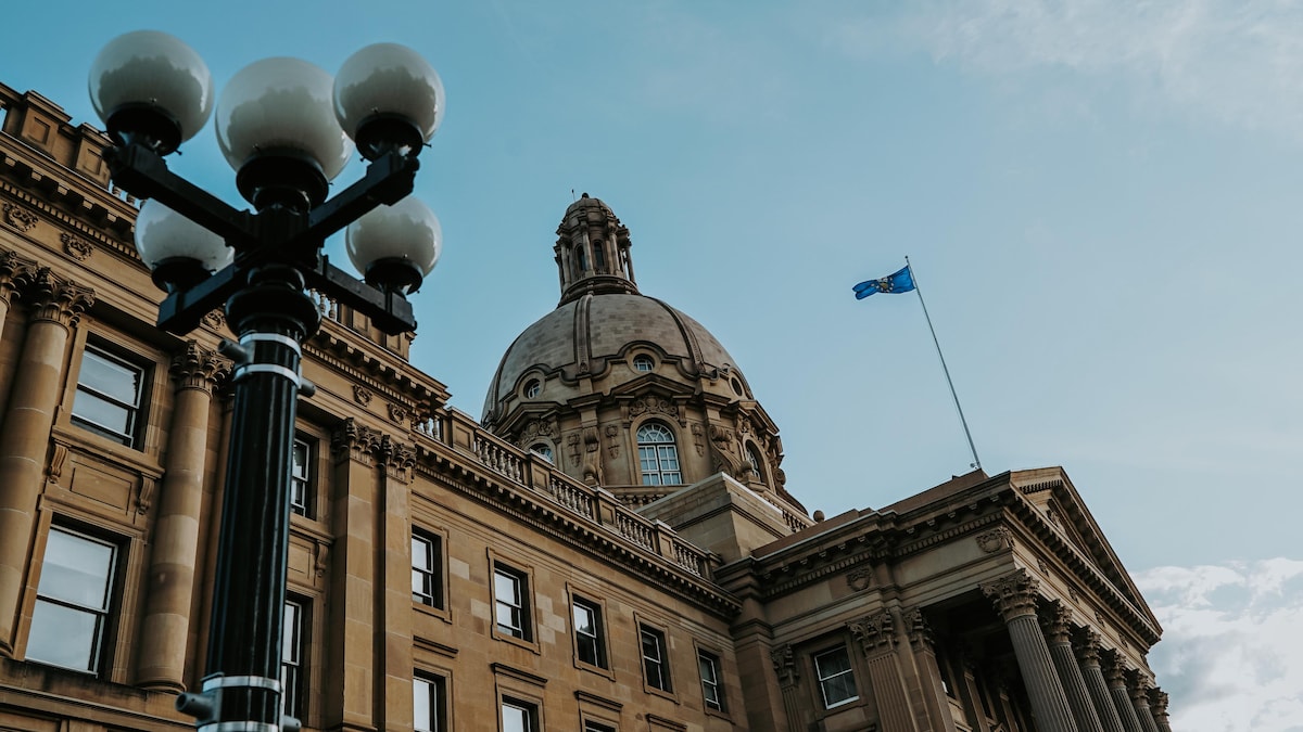 Vue extérieure de l'assemblée législative de l'Alberta.