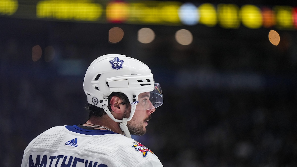 L'attaquant des Maple Leafs de Toronto attend une mise au jeu.