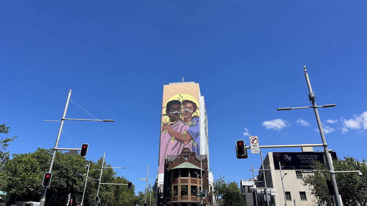 Une murale représentant des Aborigènes australiens.