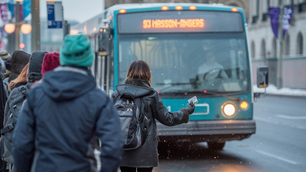 Des citoyens attendent un autobus de la Société de transport de l'Outaouais