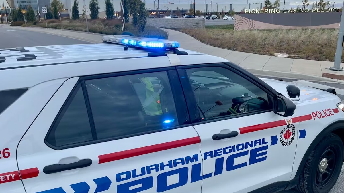 Une autopatrouille de la police régionale de Durham dans un stationnement.