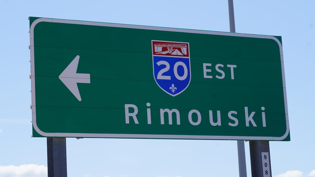 Un panneau indique la direction de l'autoroute 20 est vers Rimouski.