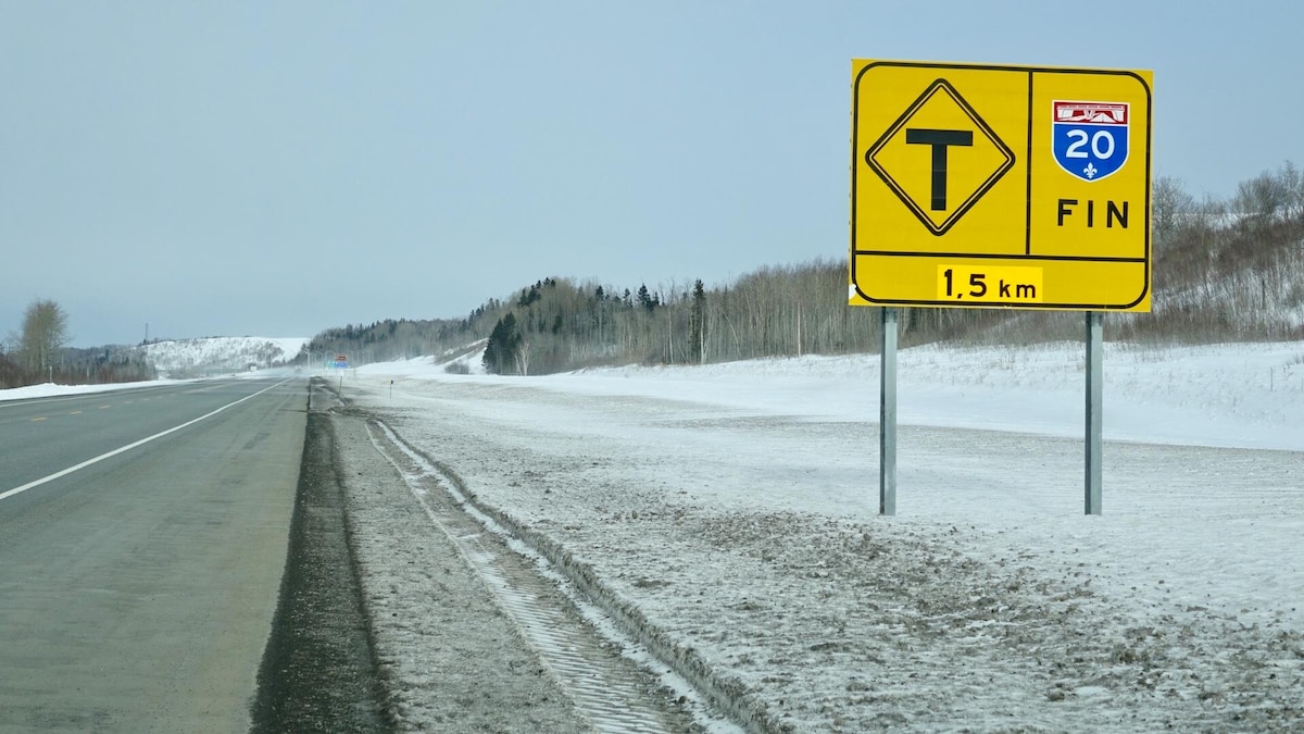 Le panneau qui indique la fin de l'autoroute 20 à Notre-Dame-des-Neiges, près de Trois-Pistoles, au Bas-Saint-Laurent.