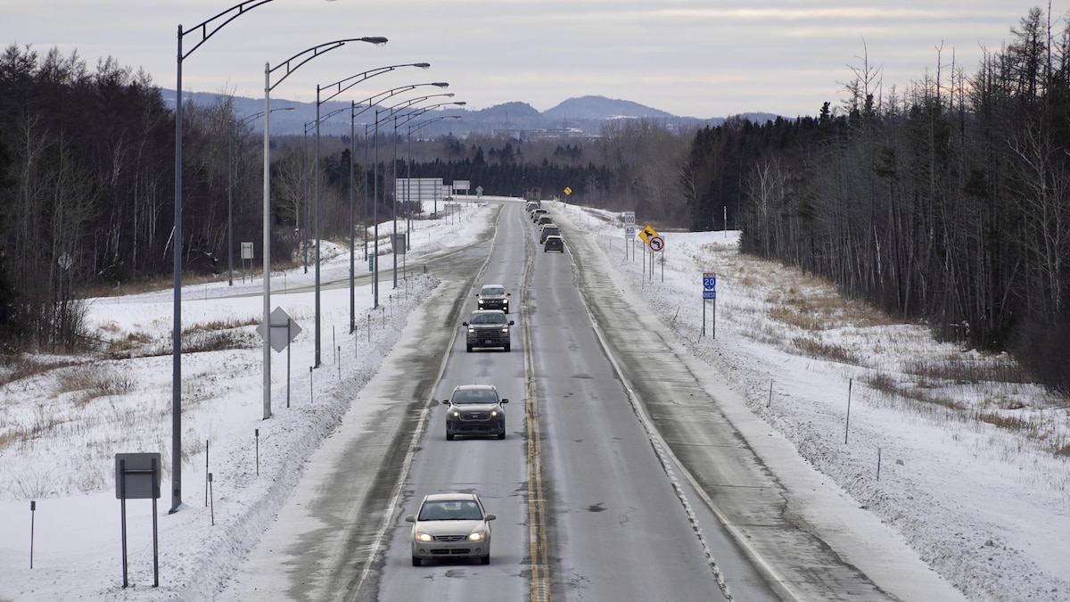 Un tronçon d'autoroute qui compte deux voies, l'hiver.