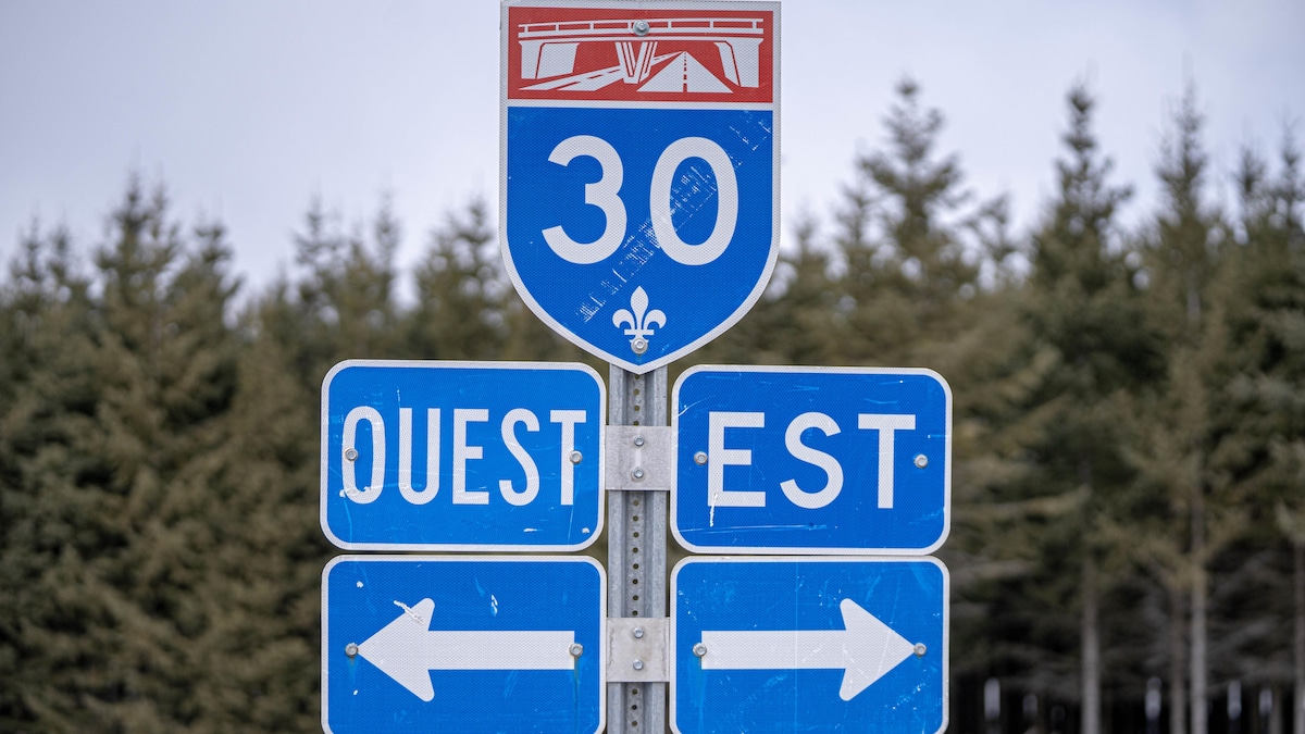 Panneaux routiers indiquant la direction ouest et la direction est de l'autoroute 30. 