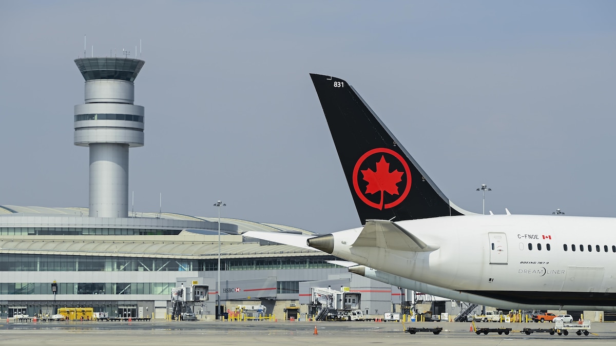 Un avion d'Air Canada sur le tarmac à l'aéroport Pearson.
