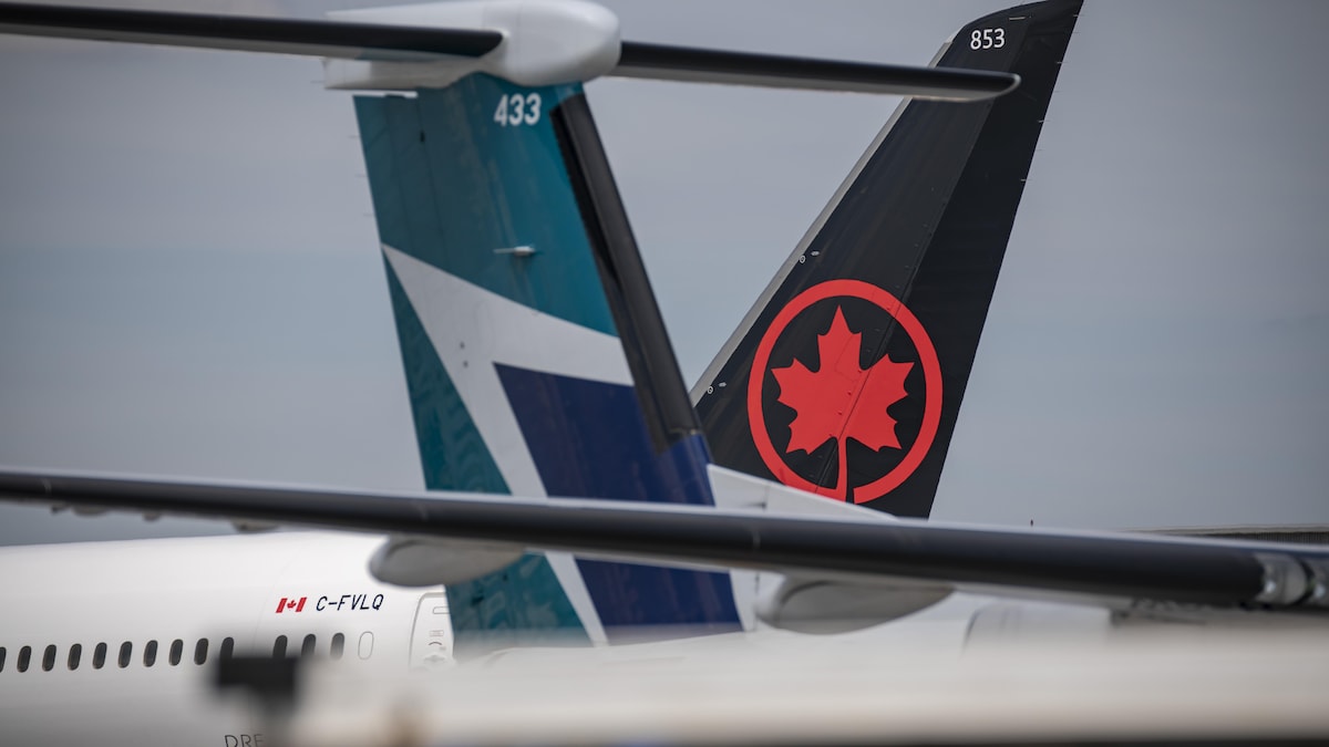 Les dérives d'un avion de Westjet et d'Air Canada.