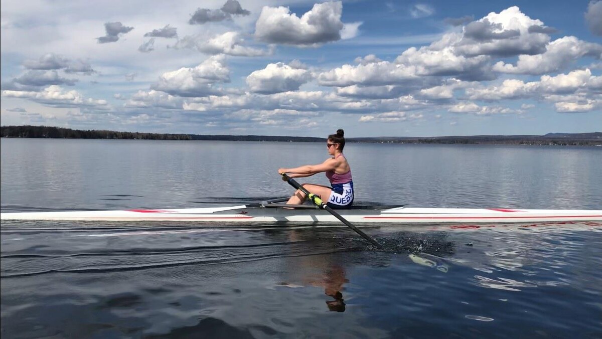 Catherine Lizotte dans son embarcation sur le lac Brome en entraînement d'aviron.