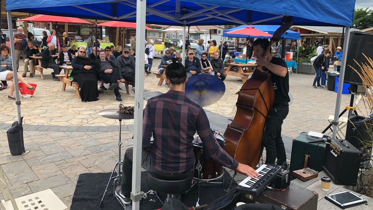 Le duo Babaz & Nelson joue au marché public de Rimouski. 