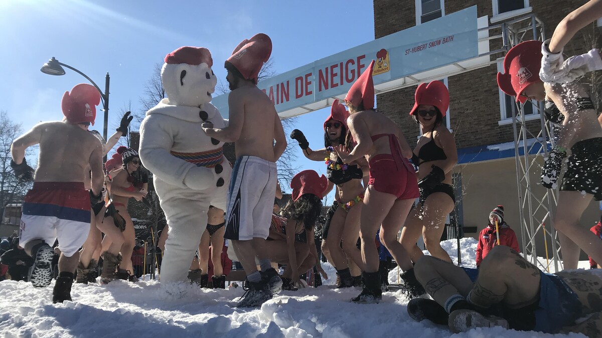 Une quarantaine de participants ont enfilé leur maillot pour le bain de neige du 65e Carnaval de Québec