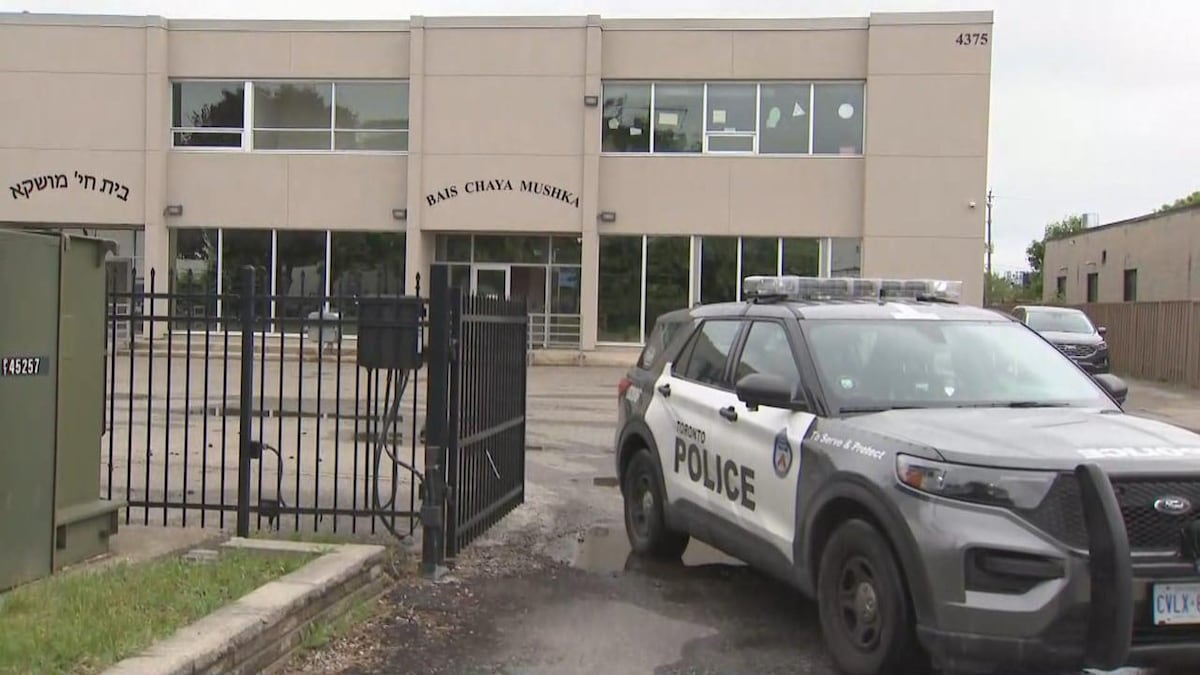 Un véhicule de la police de Toronto devant l'école primaire.
