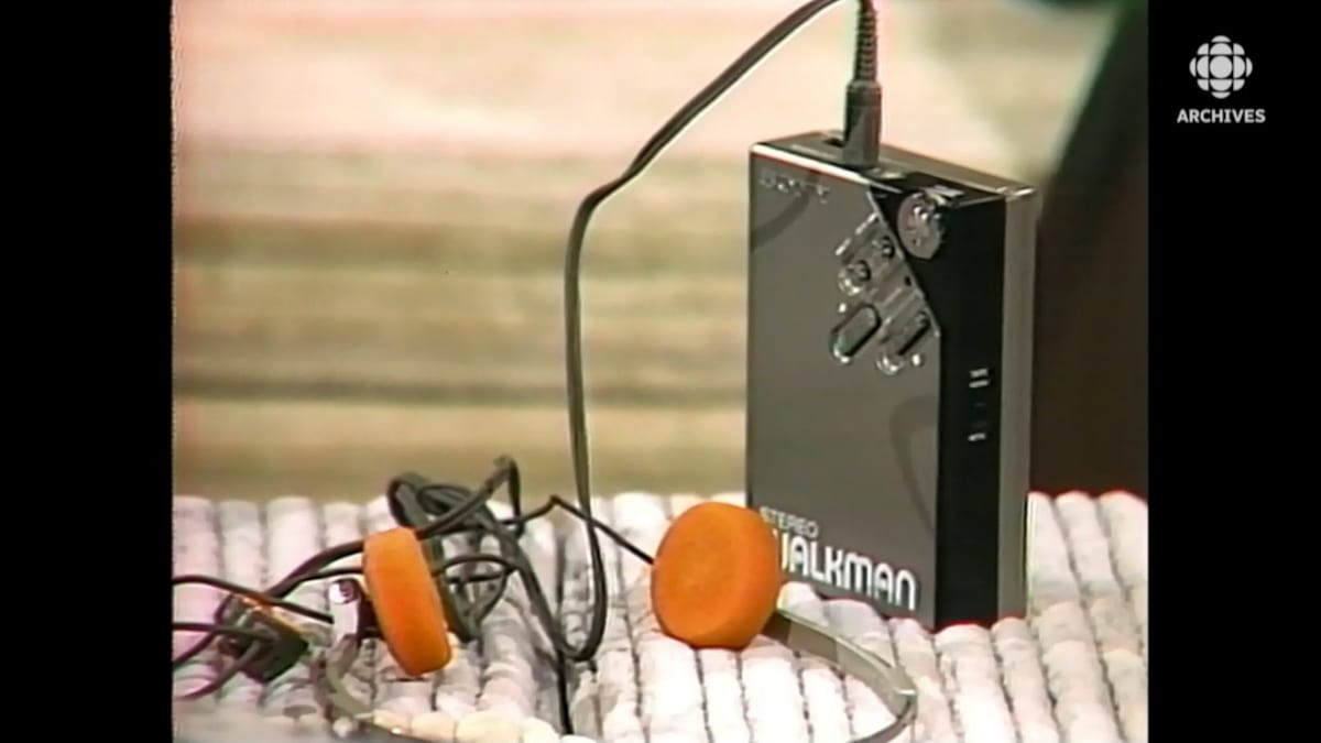Exposé sur une table, u appareil radiocassette portatif «Walkman» de Sony muni d'un casque d'écoute.