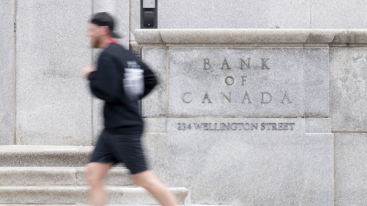 Un coureur passe devant la Banque du Canada.