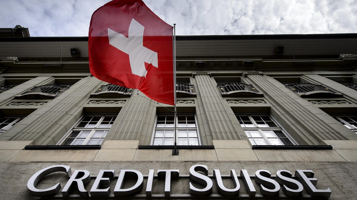 Le drapeau de la Suisse flotte sur la façade de la banque Crédit suise.