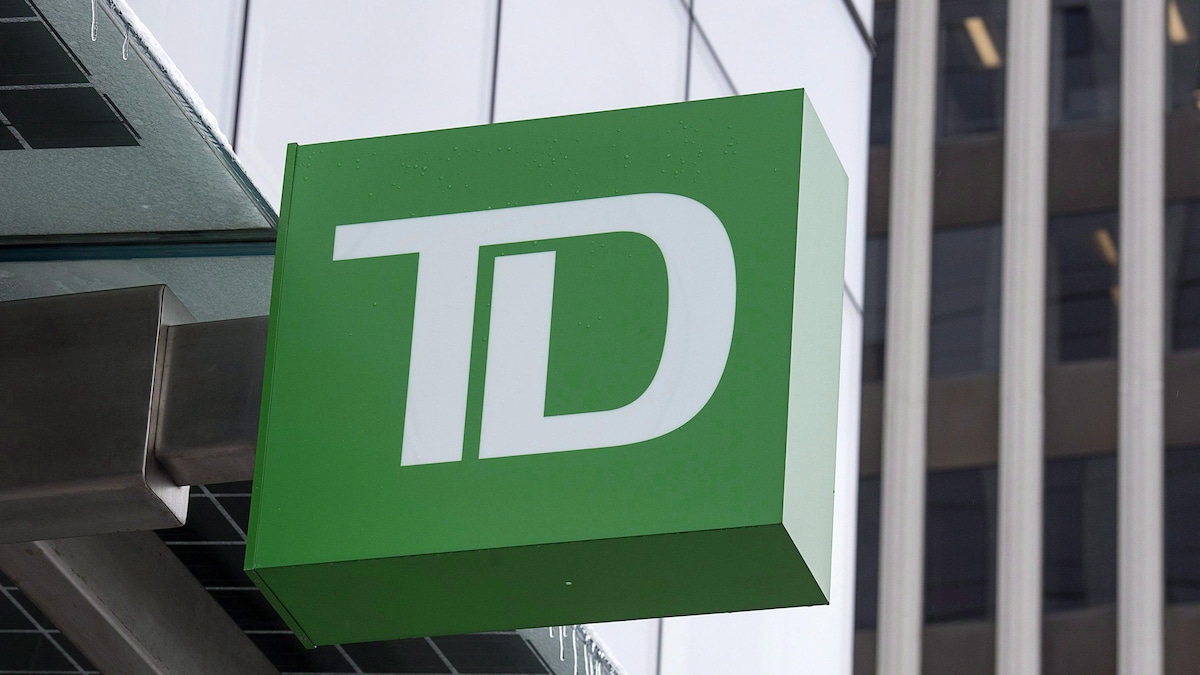 L'enseigne verte avec les lettres TD de la Banque TD, à l'extérieur d'une succursale.