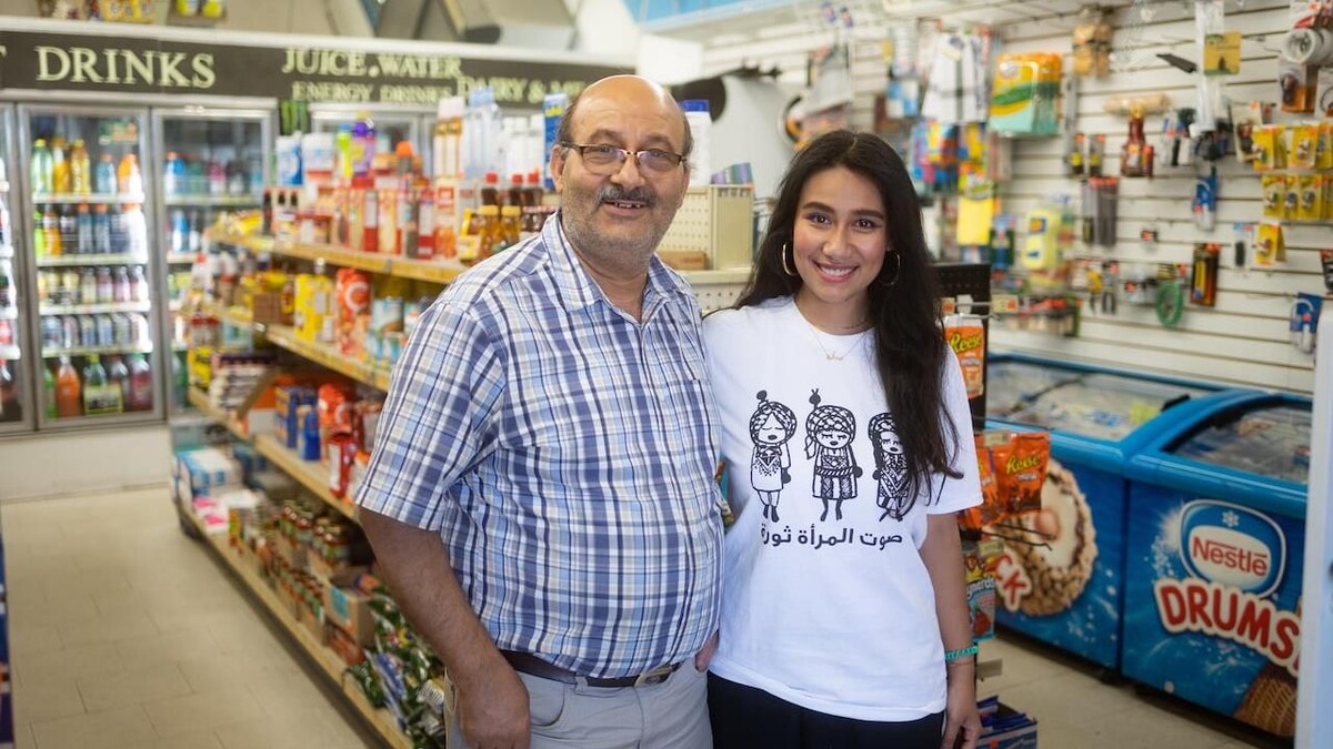 Un portrait de deux personnes dans un dépanneur.