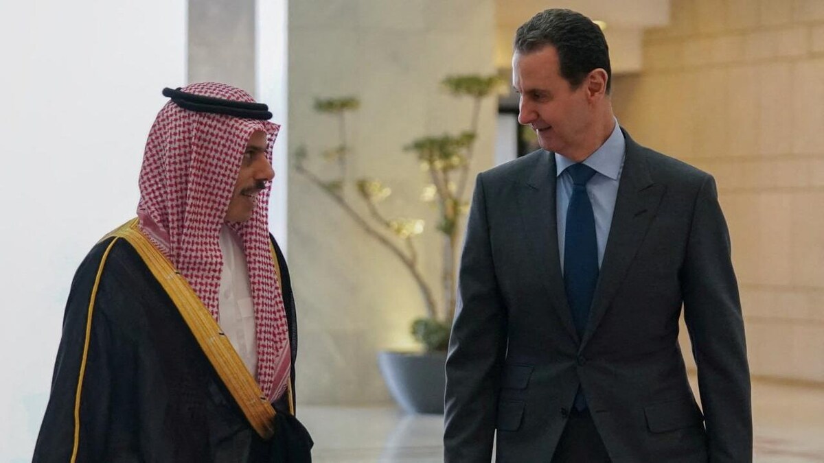 Le président syrien Bachar al-Assad s'entretient avec le ministre saoudien des Affaires étrangères, le prince Faisal bin Farhan, à Damas le 18 avril dernier.