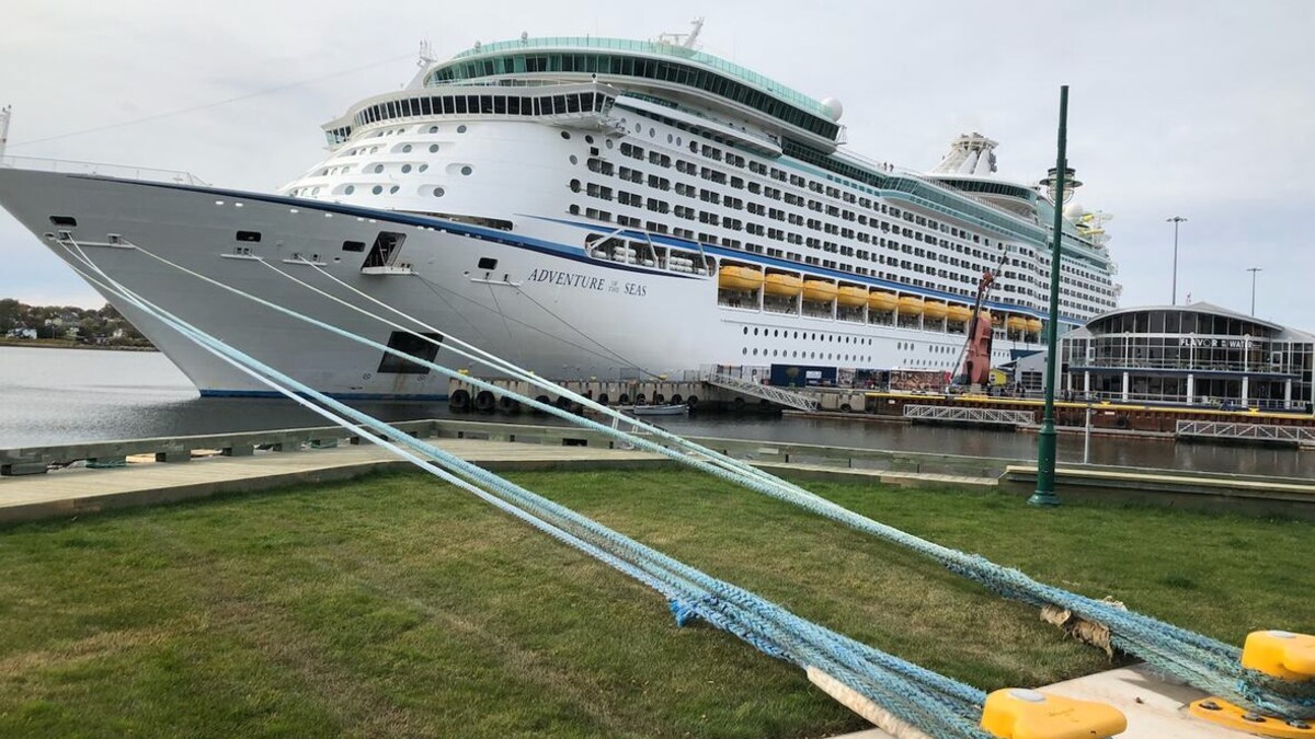 Un bateau de croisière est accosté au port de Sydney en Nouvelle-Écosse. 