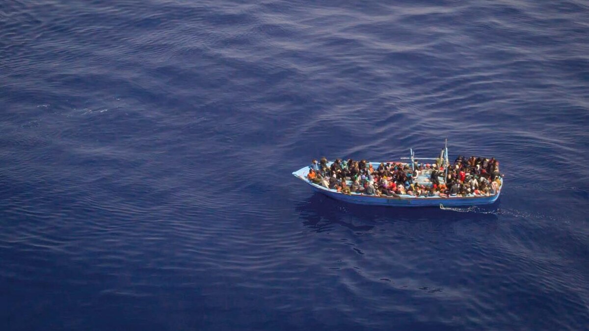 Un bateau transportant des migrants, en Méditerranée.