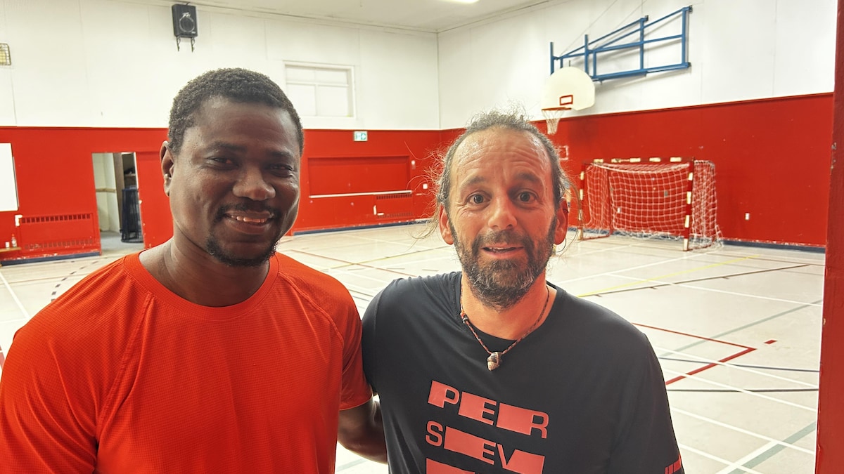 Portrait de Baye Cheikh Mbaye et Simon Riendeau dans un gymnase où ils jouent au soccer.