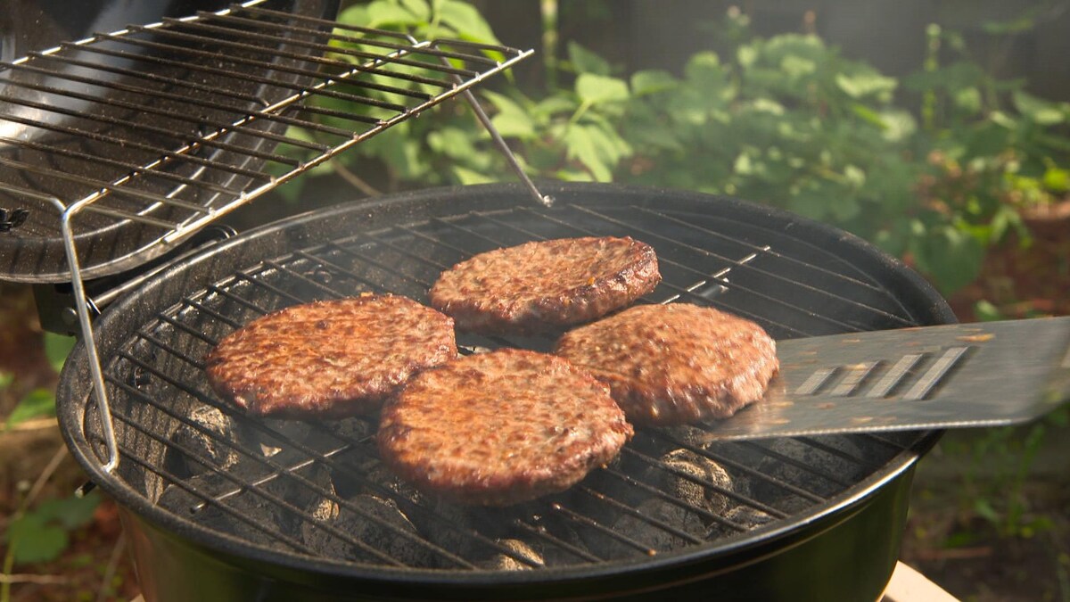 Des boulettes de viande sur le grill.