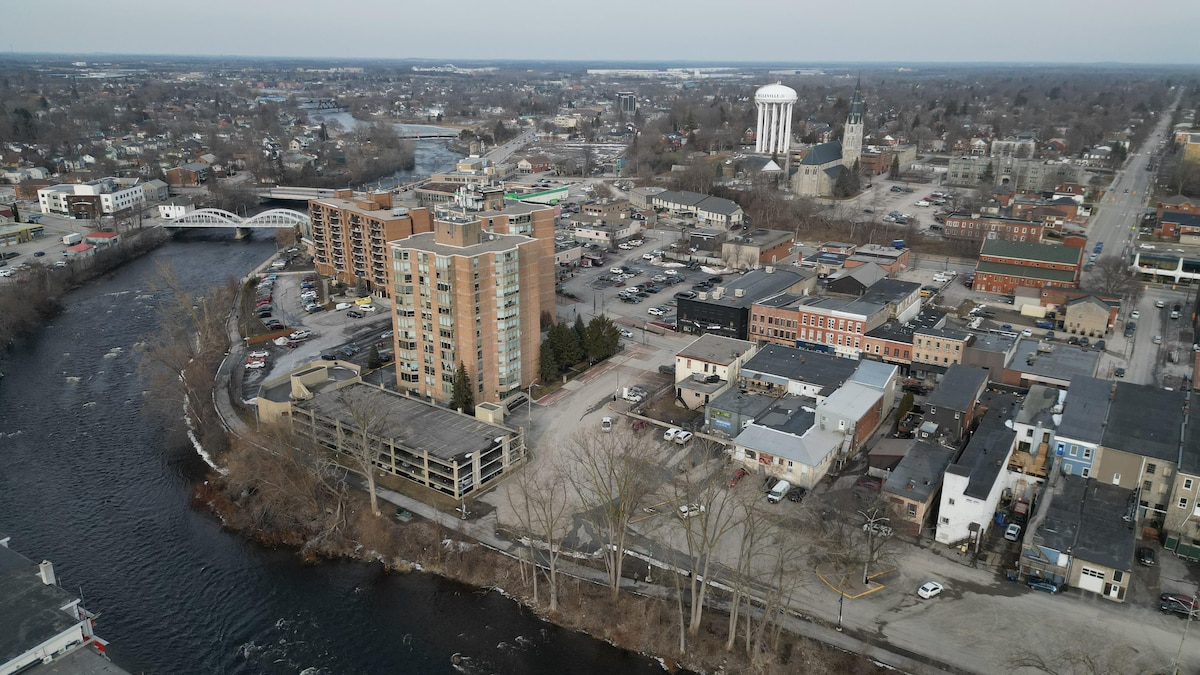 Images aériennes du centre-ville et de l'hôtel de ville de Belleville prises par un drone. Prise de vue le 23 février 2024
