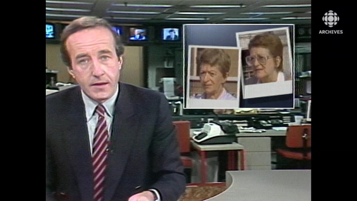 Le présentateur Bernard Derome animant un Téléjournal avec en mortaise des photos des soeurs Lévesque.