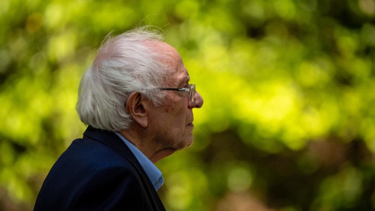 Bernie Sanders à l'extérieur lors d'une activité pour le Jour de la Terre en Virginie le 22 avril 2024.