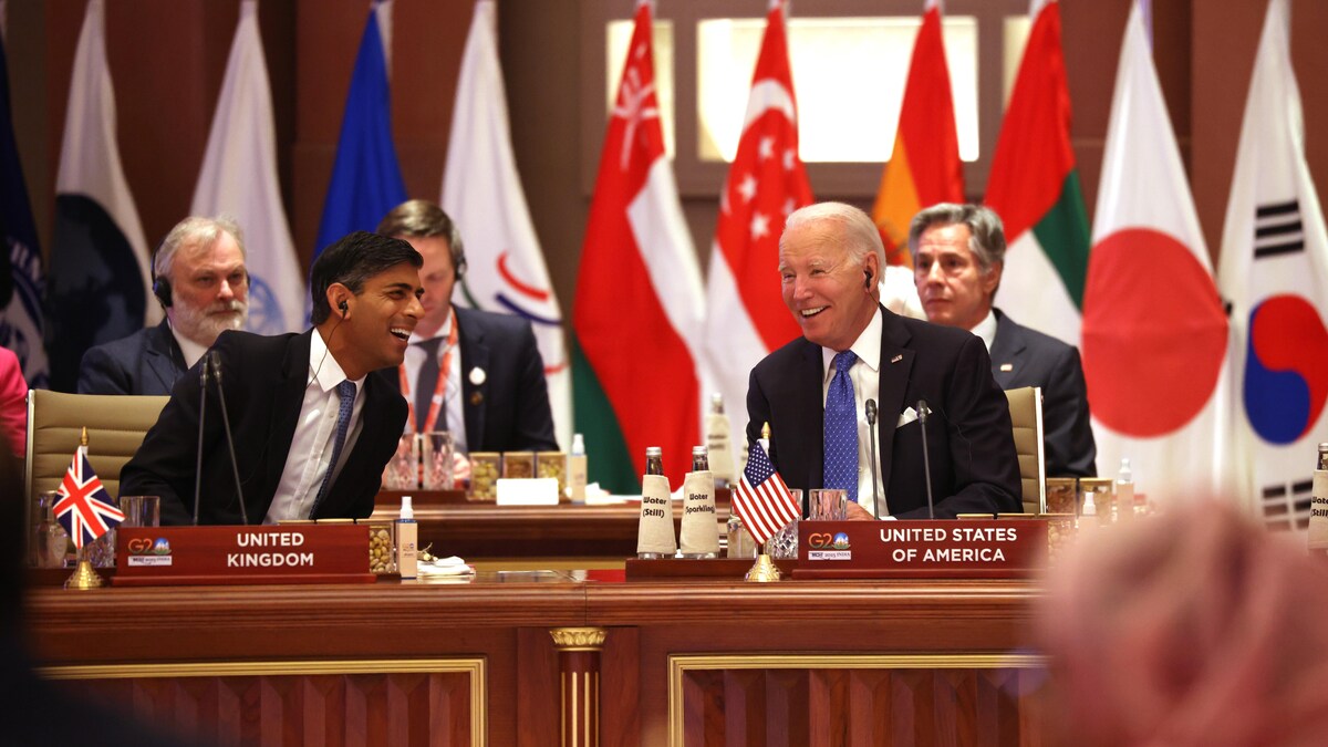 Rishi Sunak et Joe Biden se parlent en souriant.